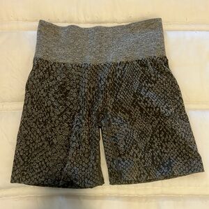 NVGTN Seamless Shorts Khaki Green Snakeskin size small